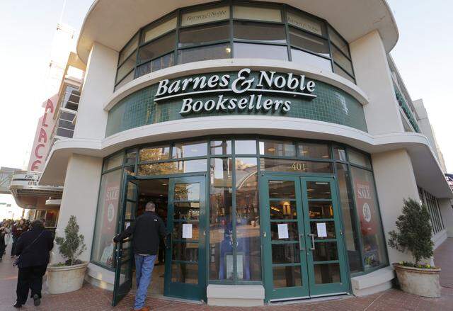 Shoppers get a last chance to browse and take advantage of discounts as Barnes & Noble Booksellers closes its downtown Fort Worth bookstore on Tuesday, Dec. 31, 2013.